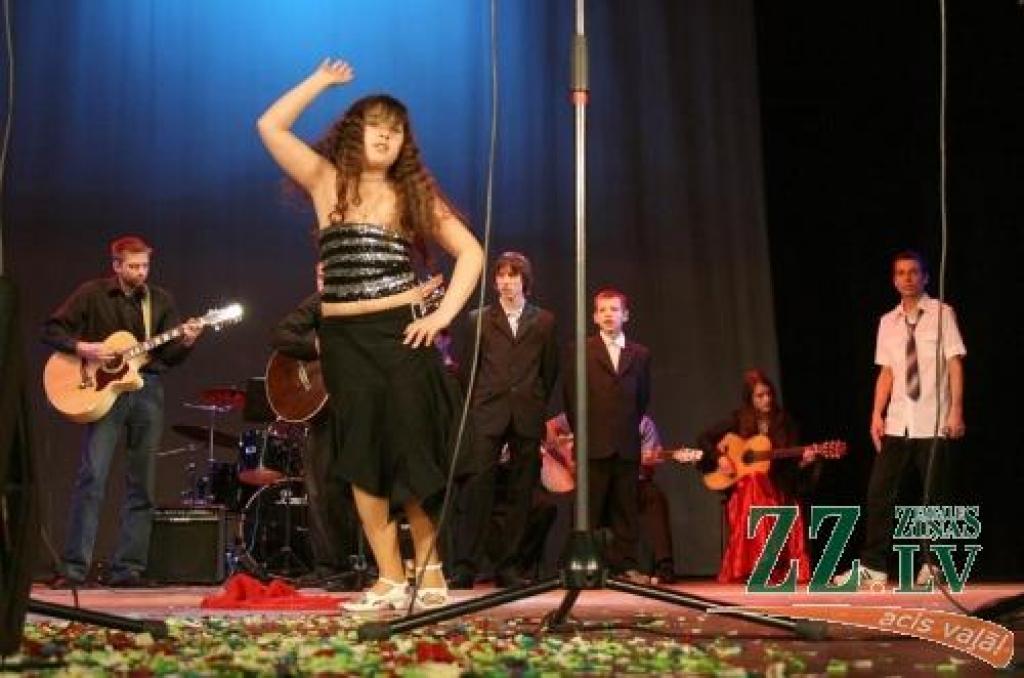 Jelgavas bērnu Sociālās aprūpes centrs festivālā «Nāc līdzās!» piedalījās ar čigānu tautasdziesmu «Androvega» un ieguva iespēju piedalīties Lielkoncertā.
Autors: Agris Samcovs.