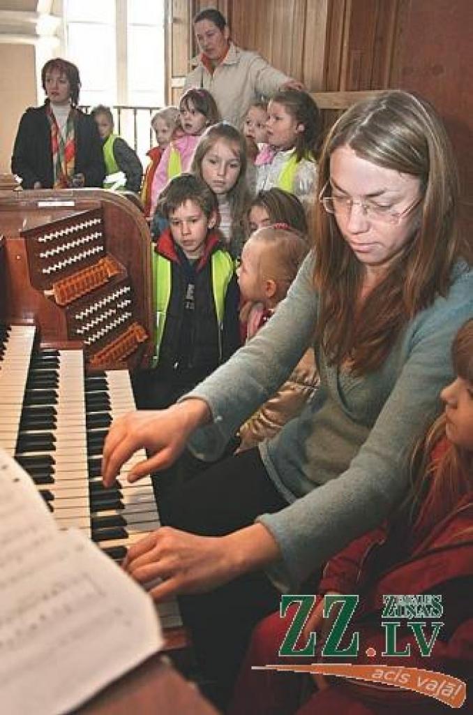 Bērnudārza «Zīlīte» vecākās grupas audzēkņus ar ērģelēm vārdiski un skaņās iepazīstina dziedāšanas skolotāja un ērģelniece Gundega Dūda - Tooma.
Autors: Agris Samcovs.