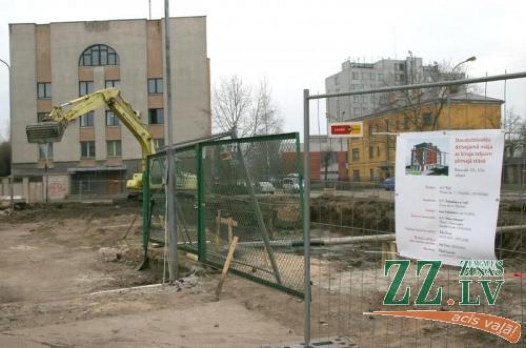 Blakus LLU Sporta namam līdz nākamā gada vidum plānots uzcelt piecstāvu dzīvojamo ēku. Dzīvokļu piedāvāšana tirgū varētu sākties ne ātrāk, kā pēc pusgada.
Autors: Inga Karlinska.
