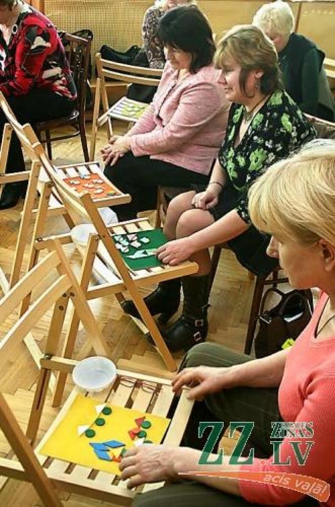 Viesojoties «Zīlītē», pedagogi ar Frēbeļa metodiku iepazinās praktiskajās nodarbībās, izmēģinot papīra locīšanu, durstīšanu un darbojoties ar ģeometriskajām figūrām.
Autors: Agris Samcovs.