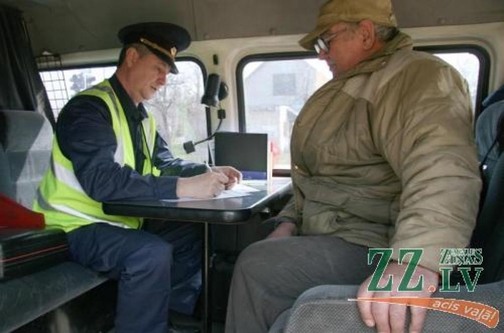 Aleksandrs Maniševs, veicot darba pienākumus - noformējot protokolu par ceļu satiksmes negadījumu.
Autors: Inga Karlinska.