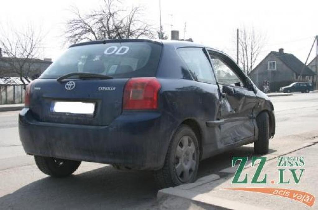 Sadursmē bojātajai automašīnai «Toyota» būs nepieciešams visai nopietns remonts.
Autors: Inga Karlinska.