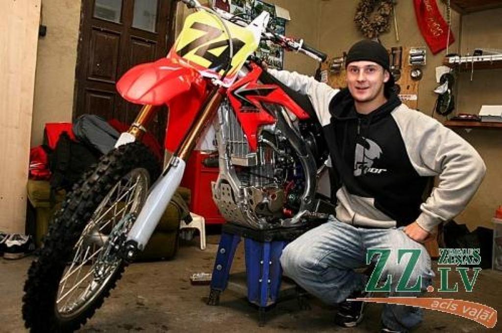 Arēnkrosa veiksmīgais 74.numurs «pārvietojies» uz jauno 450 kubikmetru «Honda CRF», un Ivo Šteinbergs ir gatavs startam pasaules MX3 čempionāta trasēs.
Autors: Agris Samcovs.