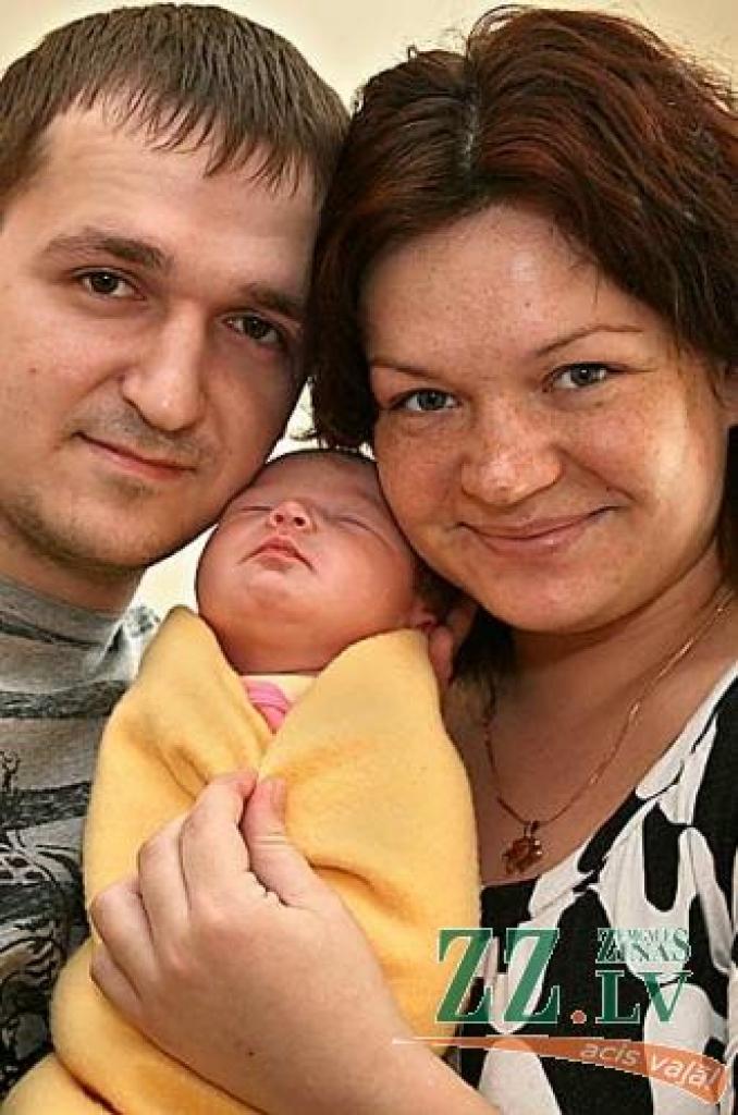 Veronika Šilo un Aleksejs Tesjolkins ar mazulīti Kseniju.
Autors: Agris Samcovs.