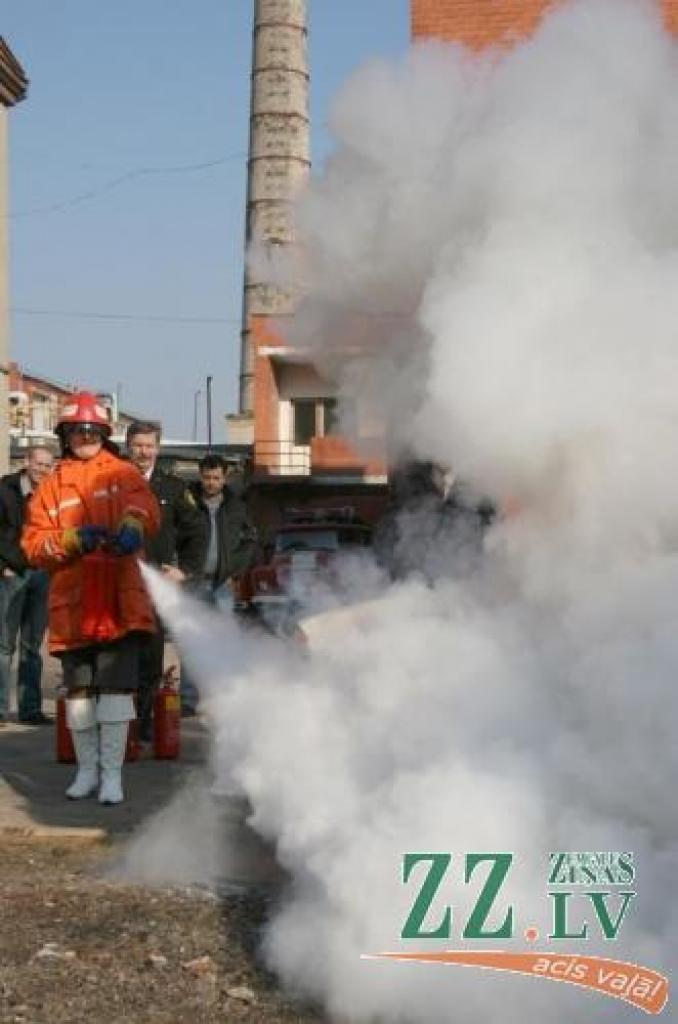 Izrādās, ka ugunsdzēšamais aparāts ar pulvera pildījumu ir krietni efektīvāks...
Autors: Inga Karlinska.