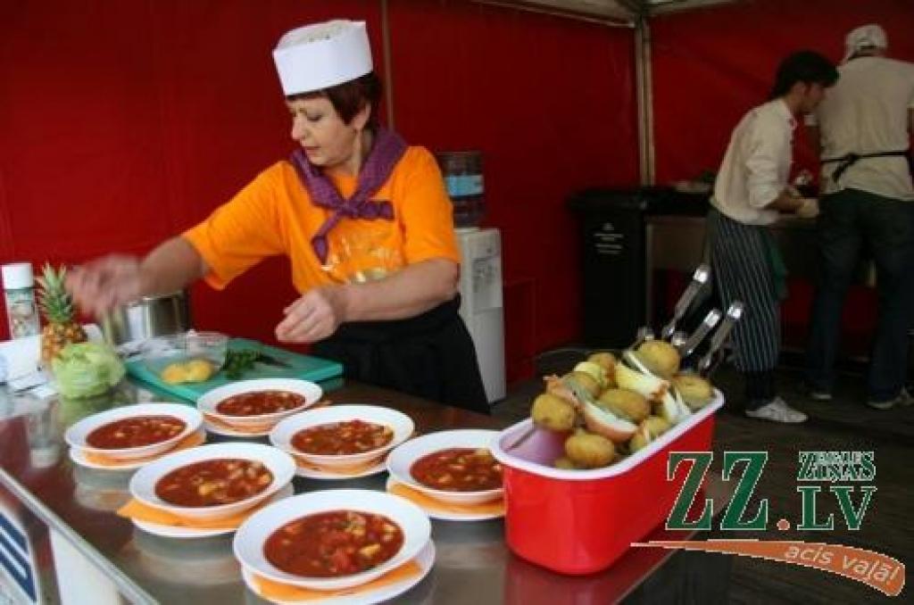 Krodziņa «Cepuri nost!» pavāre sagatavojusi pikanto gaspačo.
Autors: Inga Karlinska.