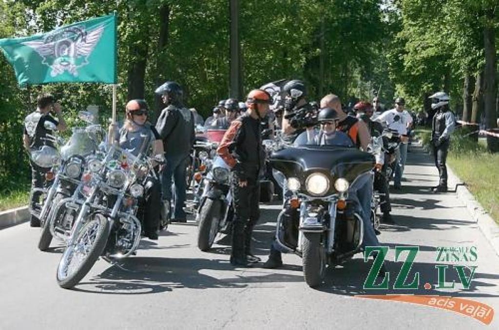 Uz tradicionālo «Zemgaļu leģiona» rokeru pasākumu pulcējās vairāk nekā 15 motoklubu dalībnieki no visas Latvijas.
Autors: Inga Karlinska.