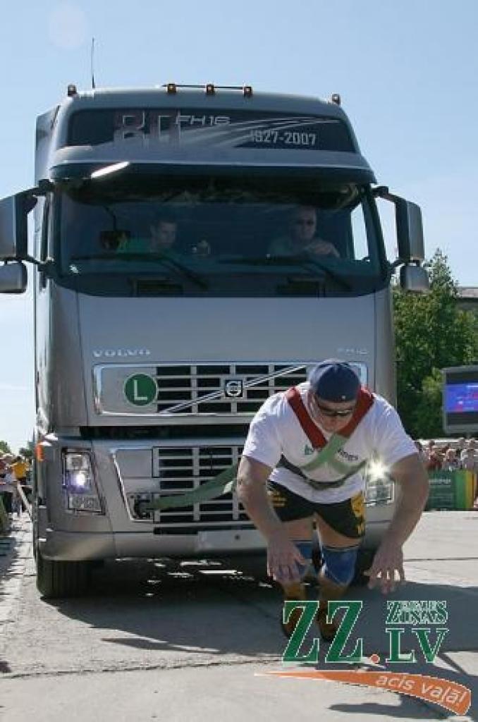 Izšķirošā cīņa par uzvaru risinājās kravas auto «Volvo» vilkšanā, un cīņā starp Latvijas un Igaunijas pārstāvi par sekundi ātrāks izrādījās Rolands Gulbis.
Autors: Inga Karlinska.