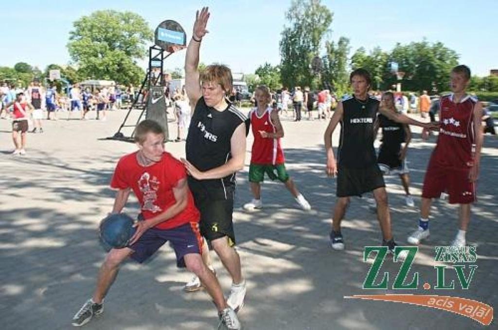 V.S.O.P. (sarkanajos kreklos), kas 18 komandu konkurencē savā grupā ieguva otro vietu,spēlē pret komandu «Hektors».
Autors: Agris Samcovs.