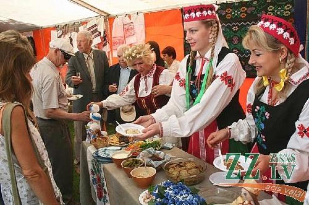 Gardēžiem un visiem citiem - baltkrievu biedrība «Ļanok» savā nojumā cienā ar kartupeļu pankūkām.
Autors: Agris Samcovs.