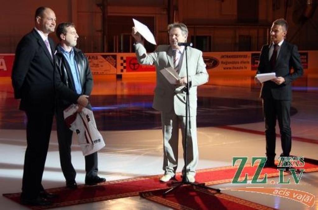 Ozolnieku novada domes priekšsēdētājs Māris Ainārs klātesošajiem demonstrē dokumentu, kas apstiprina valsts komisijas teicamo novērtējumu.
Autors: Krišjānis Grantiņš.