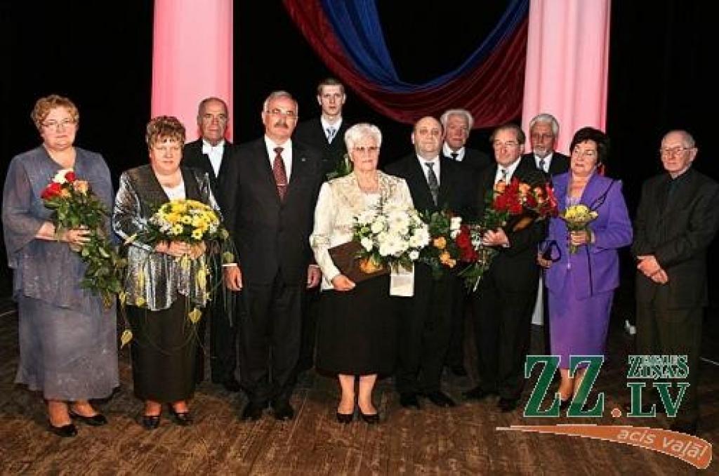 Pilsētas augstāko apbalvojumu laureāti kopā ar Jelgavas mēru Andri Rāviņu.
Autors: Agris Samcovs.