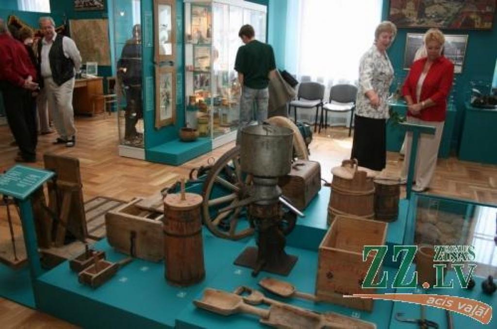 Jauno ekspozīciju aplūko Ā.Alunāna memoriālās mājas vadītāja Maija Matisa un Ģ.Eliasa Jelgavas Vēstures un mākslas muzeja direktore Gita Grase.
Autors: Agris Samcovs.