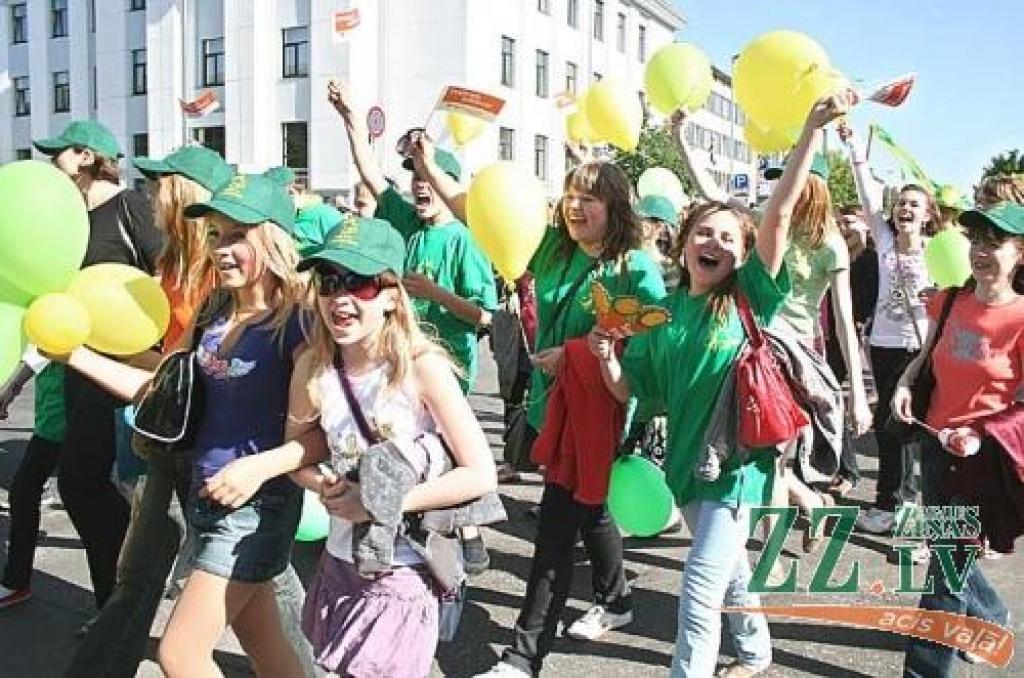 PIlsētas svētku gājiens uz Uzvaras parku.
Autors: Agris Samcovs.