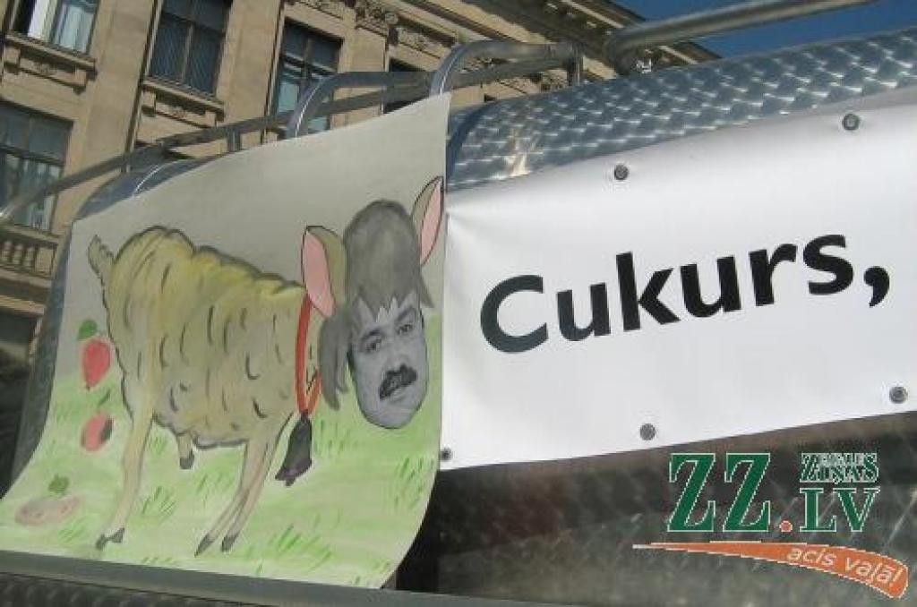 Cukura nozare jau likvidēta, tūlīt būs pienkopība... - protestējošo zemnieku vīzijas nav rožainas.
Autors: Edgars Kupčs.
