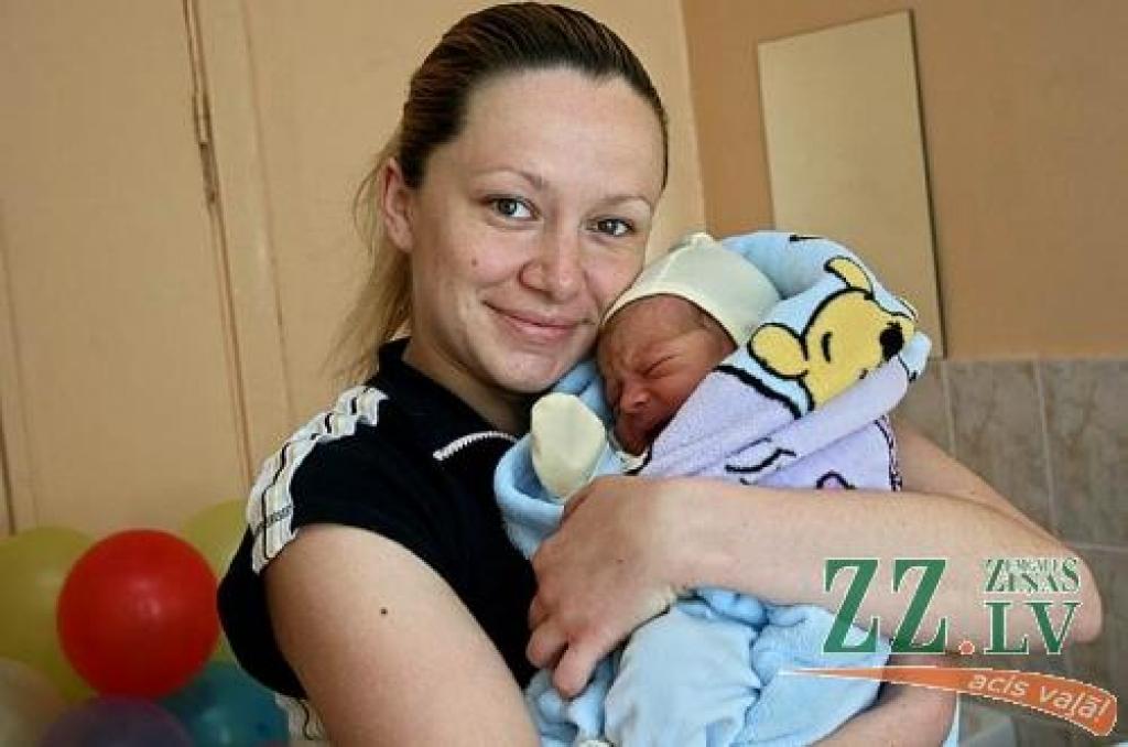 Olita Gluska un Aleksandrs Koreckis, kad viņu rokās iegūla pirmdzimto dēliņu Maksimu.
Autors: Agris Samcovs.