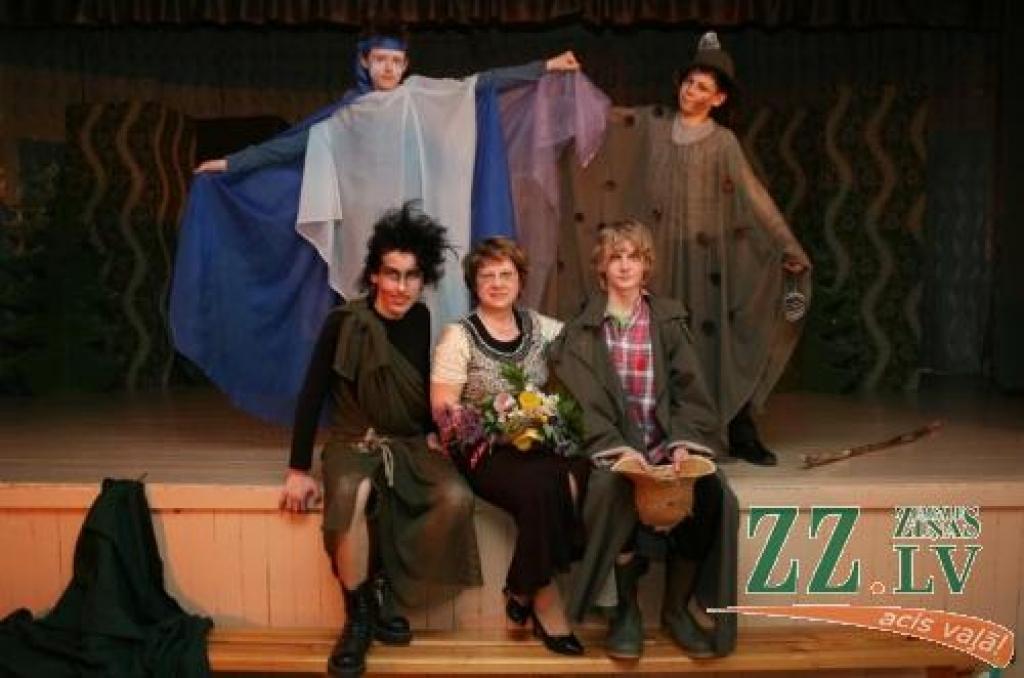 Izrāde «Putnubiedēklis» beigusies, un aplausu «garša» ir zināma. Jelgavas 4.pamatskolas teātra studijas «Mušmirēns» vadītāja Ilze Rimša un izlaiduma klases puiši Henriks Eliass Zēgners (pirmajā rindā no kreisās), Nils Zandovskis, Emīls Rotgalvis (otrajā rindā no kreisās) un Mārtiņš Poga.
Autors: Agris Samcovs.