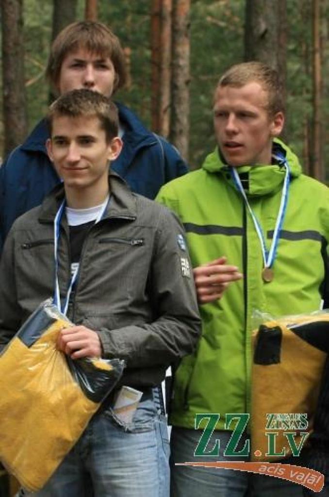 Latvijas universiādes uzvarētāju LLU orientieristu komanda – Atis Rešķis, Jānis Kūms un Atis Dandēns – uz goda pjedestāla augstākā pakāpiena arī Rīgas meistarsacīkstēs.
Autors: No «Ziņu» arhīva.