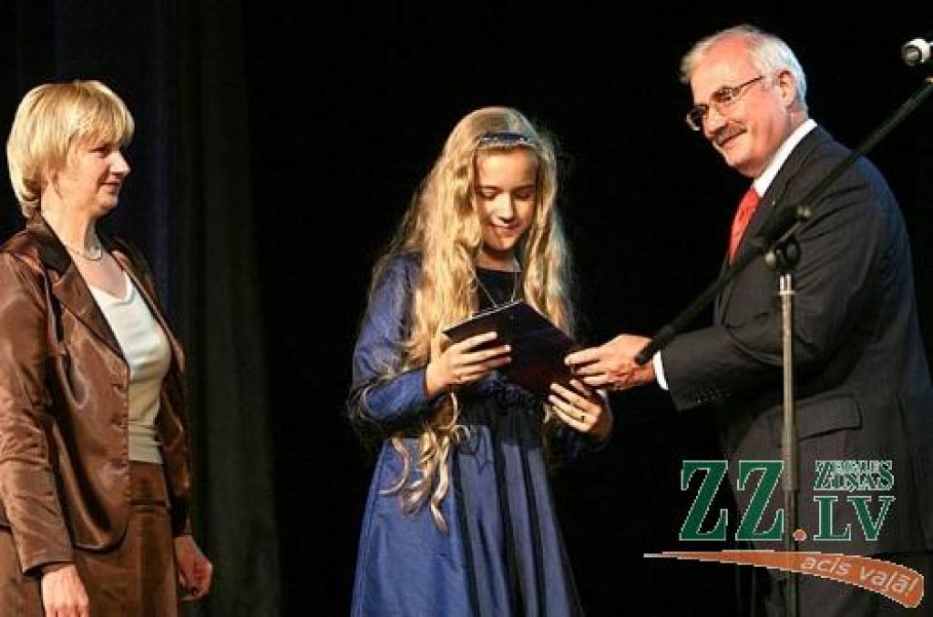 Apsveikumu no pilsētas mēra Andra Rāviņa saņem 4.pamatskolas 4.klases skolniece Katrīna Līva Karaša, kura ieguva 1.vietu Zemgales novada 4.klašu kombinētajā olimpiādē. Kopā ar viņu – skolotāja Inita Āna.
Autors: Agris Samcovs.
