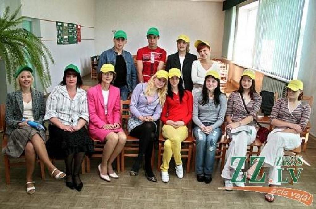 Projekta «Nāc, meklē, piedalies!» dalībnieki no Jelgavas Vakara (maiņu) vidusskolas.
Autors: Agris Samcovs.