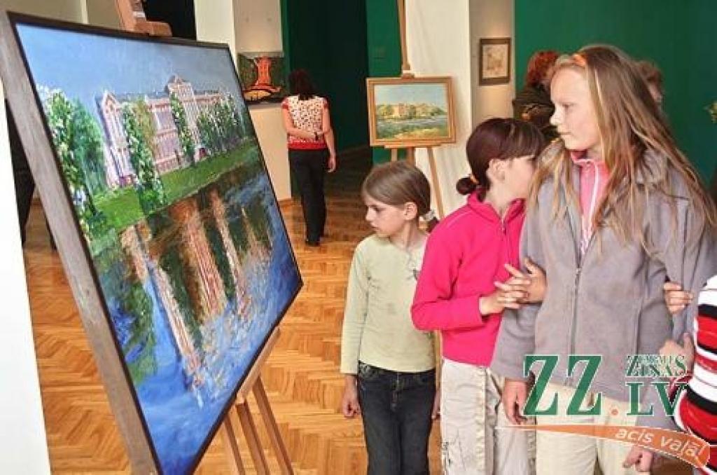 Izstādes apmeklētāji aplūko Gunāra Ezernieka gleznoto Jelgavas pili.
Autors: Agris Samcovs.