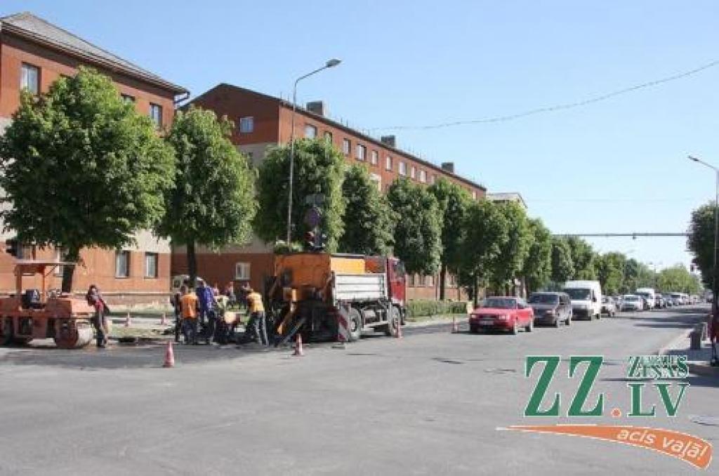 Remontdarbu dēļ Lielajā ielā izveidojās garumgarš automašīnu sastrēgums...
Autors: Krišjānis Grantiņš.
