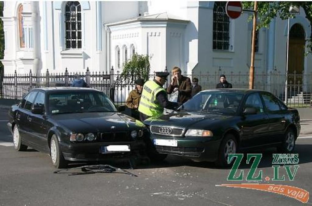 BMW vadītājs uzskatīja, ka negadījumā neviens nav vainīgs, policijā gan uzskata savādāk...
Autors: Inga Karlinska.