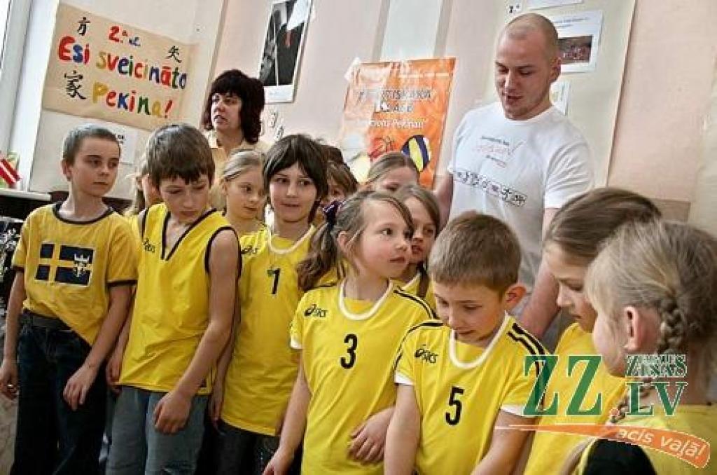 Elejas vidusskolas 2.a klase kopā ar Atēnu olimpiādes sudraba medaļnieku šķēpmetēju Vadimu Vasiļevski.
Autors: No «Ziņu» arhīva.