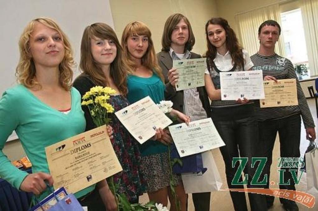 Eseju konkursa «Ko labu tu vari pateikt par...» laureāti (no kreisās) – Baiba Roga, Rute Kleina, Ilze Laurenaite, Artjoms Seļa, Jūlija Kukša un Andrejs Šurkus.
Autors: Agris Samcovs.
