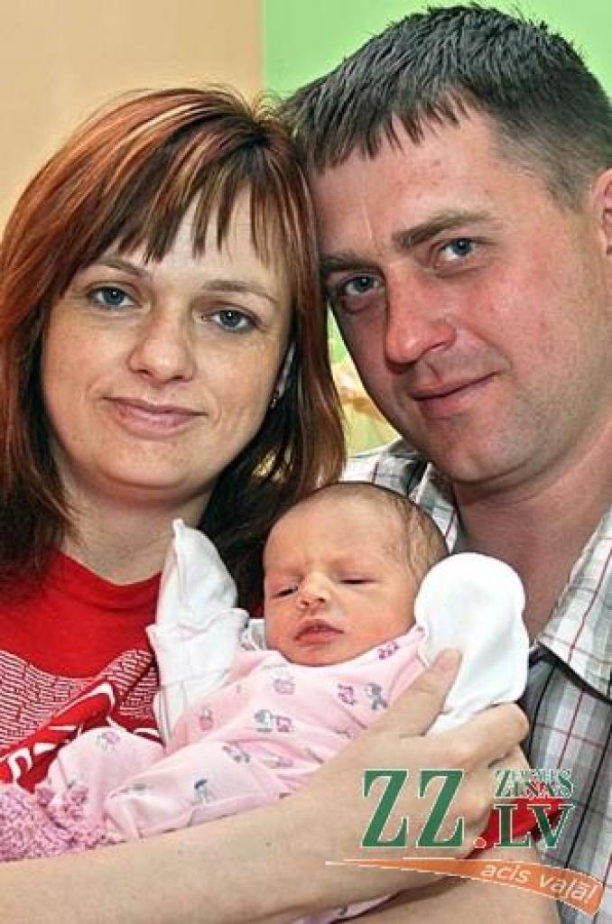 Lolita un Kaspars Duges ar jaundzimušo mazulīti.
Autors: Agris Samcovs.
