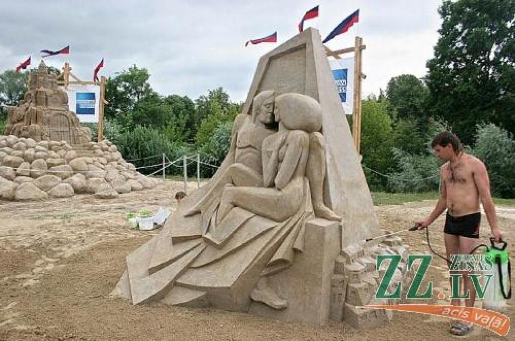 Pagājušā gada festivāla 1.vietas ieguvēja smilšu skulptūra ar nosaukumu «Mīlestība». Autori - Irina Čistjakova un Andrejs Molokovs.
Autors: No «Ziņu» arhīva.