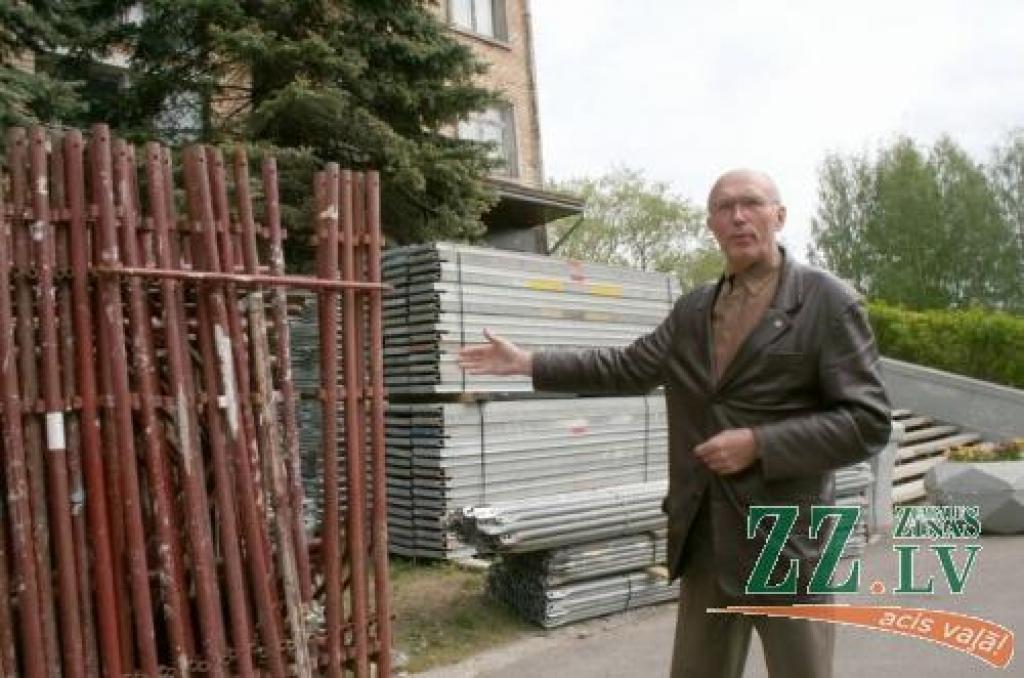 «Gan slimniekiem, gan gandrīz 600 «Ģintermuižas» darbiniekiem rekonstrukcija būs psiholoģiski smags, bet nepieciešams process,» atzīst slimnīcas valdes priekšsēdētājs un galvenais ārsts Uldis Čāčus.
Autors: Agris Samcovs.