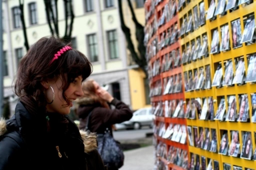 Jelgavā portretu siena līdz 9.jūnijam atradīsies pie tirdzniecības centra «Pilsētas pasāža».
Autors: «Bite Latvija».