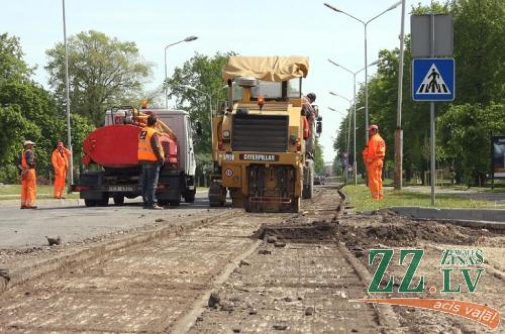 Pirmdien Brīvības bulvārī posmā no Rīgas ielas līdz Garozas ielai sākti asfalta virskārtas frēzēšanas darbi.
Autors: Krišjānis Grantiņš.