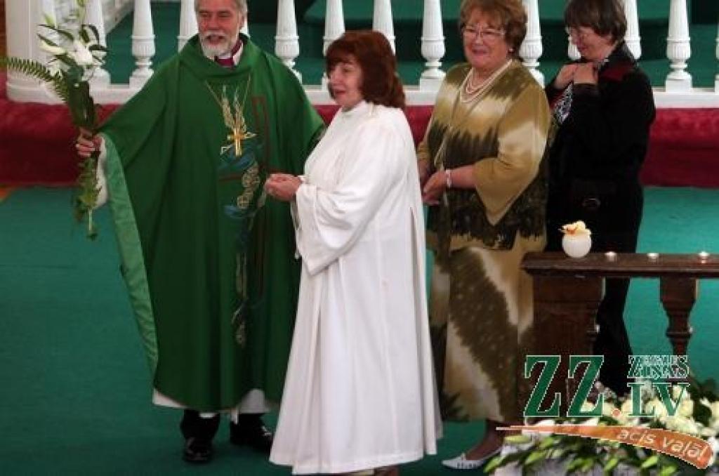 Apsveikumus saņem bīskaps Pāvils Brūvers, evanģēliste Valda Grīnvalde – Šakurova, draudzes priekšniece Irma Laščenka un ērģelniece Marita Grantiņa.   
Autors: Krišjānis Grantiņš.