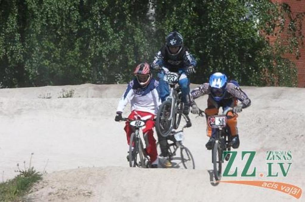 Pēc diviem ne tik veiksmīgiem startiem otrā pozīcija trešā brauciena finišā ļauj Robertam Bāriņam (123) pakāpties uz trešo vietu.
Autors: Krišjānis Grantiņš.