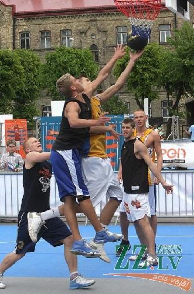 Cīņā ar komandu «A ko?» (melnajos krekliņos) pretī uzvarai ar bumbu dodas «Mobil Kom».
Autors: Krišjānis Grantiņš.