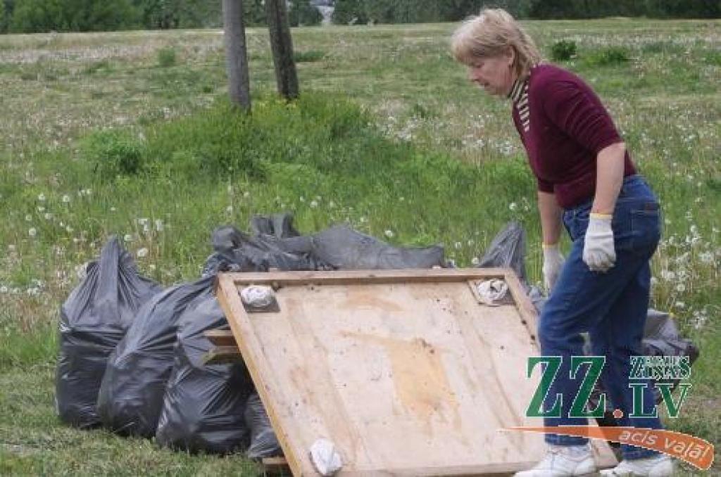 «Tami-Tami» picu cepēja Marika kopā ar palīdzi no krūmiem iznesa divus novusa galdus un to kājas.
Autors: Krišjānis Grantiņš.