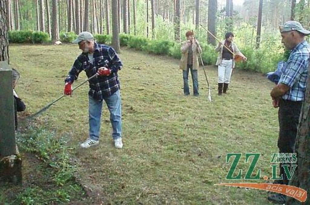 Jau ceturto gadu rotarieši sakopj piemiņas vietu Garajos kalnos.
Autors: Gaitis Grūtups.