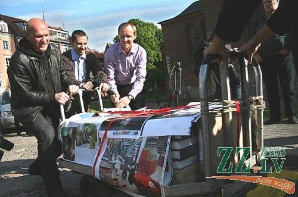 Akcijas veikums tiek atstumts uz ratiņiem. Pirmais no kreisās - Ilmārs Znotiņš.
Autors: Agris Samcovs.