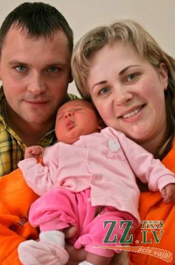 Nataļja un Ģirts Smilškalni ar meitiņu Annu.
Autors: Agris Samcovs.