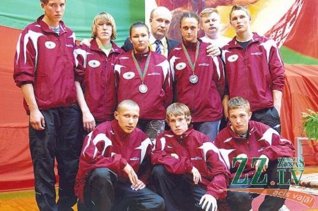 Latvijas sambo izlases dalībnieki. Centrā - medaļnieces Jekaterina Žalnere (no labās) un Marina Mazure.
Autors: No S.Vasjkova personīgā arhīva.