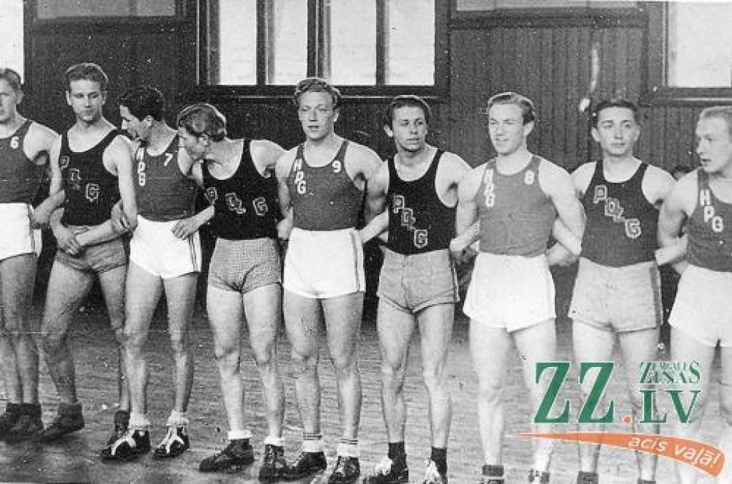 Hercoga Pētera ģimnāzijas komanda 1940.gadā pirms spēles ar Rīgas Dzeņa ģimnāziju: kapteinis Pēteris Siliņš (Nr. 9), švītīgs, blonds zēns (viņa tēvs bija Jelgavas Sporta biedrības priekšnieks, kam piederēja sedlinieka veikals uz Katoļu un Lielās ielas stūra); centra uzbrucējs Grāvītis (Nr. 6) nikns cīnītājs zem groza, augumā ap 186 cm, kas toreiz skaitījās liels; kreisā spārna uzbrucējs Andrejs Bičevskis (Nr. 7); abi stabilie aizsargi Sacenieks (Nr. 8) un Kugrens (Nr. 5). Pirmā rezerve Zigurds Sakne (viņš gan nedabūja daudz spēlēt – tolaik nebija ierasts spēlētājus mainīt).
Autors: No Andreja Bičevska personīgā arhīva.