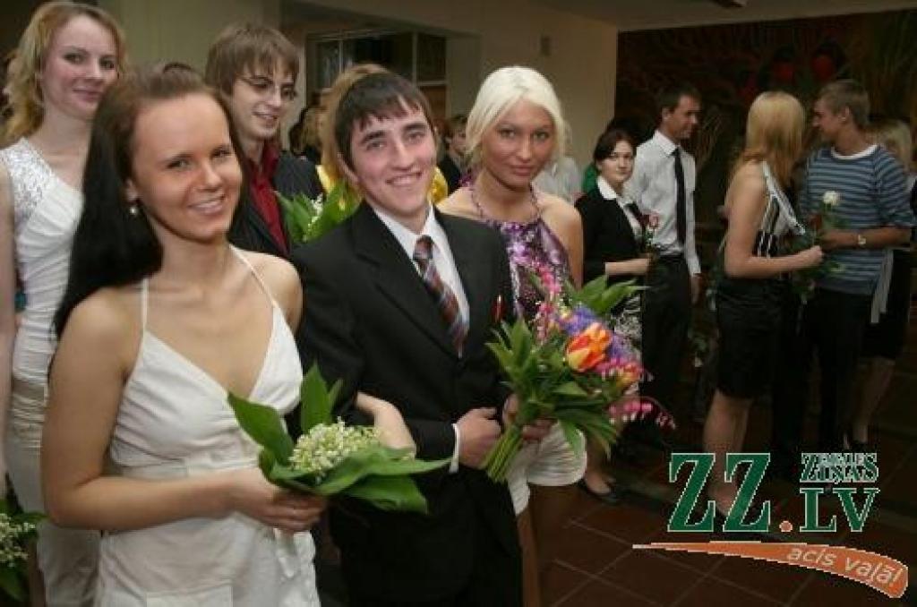 Jelgavas Valsts ģimnāzijā uz pēdējo zvanu bija sanākuši vairāk nekā 120 divpadsmitklasnieki.
Autors: Agris Samcovs.