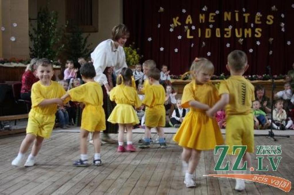 «Spārītes» un «Skudriņas» dejo «Miega vilcieniņu».
Autors: Linda Lindenbauma.