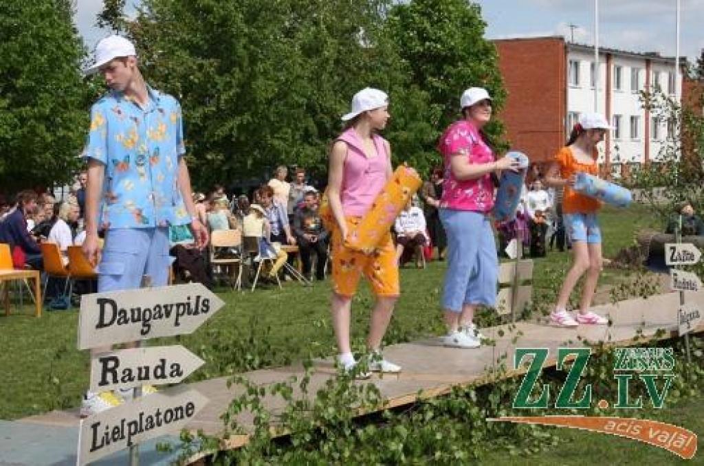 Rīdzinieku tērpi krāsu toņos saplūda ar pļavas ziediem.
Autors: Krišjānis Grantiņš.