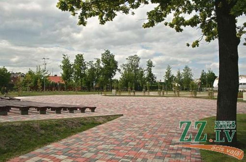 Jau nākampiektdien Uzvaras parkā Jelgavas pilsētas svētku ietvaros uzstāsies Harijs Spanovskis, kā arī muzicēs jaunās estrādes zvaigznes Aisha un Andris Ērglis.
Autors: Agris Samcovs.