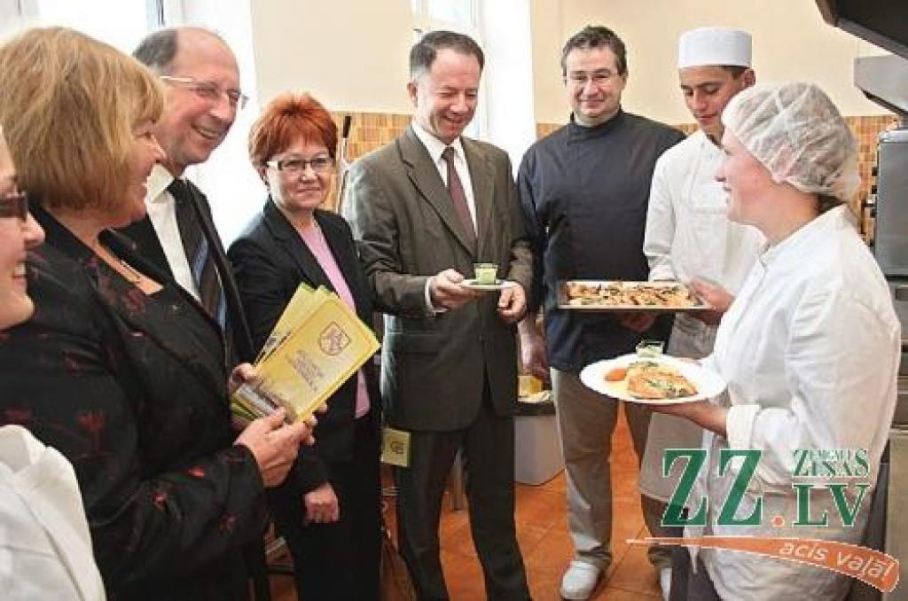 Francijas vēstniecības padomnieks ekonomikas jautājumos Žans Fransuā Datis un pārējie viesi iepazīstas ar Amatu vidusskolas topošo pavāru veikumu.
Autors: Agris Samcovs.