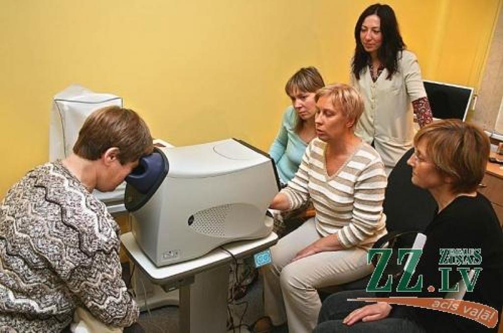 Slimnīcas «Gaiļezers» Glaukomas kabineta vadītāja oftalmoloģe Lāsma Volksone (svītrainajā džemperī) pārbauda pacientes redzi. Procesu vēro Signe Ozoliņa (aiz viņas), Valda Rozentālberga (pirmā no labās) un Arnita Aborinska.
Autors: Agris Samcovs.