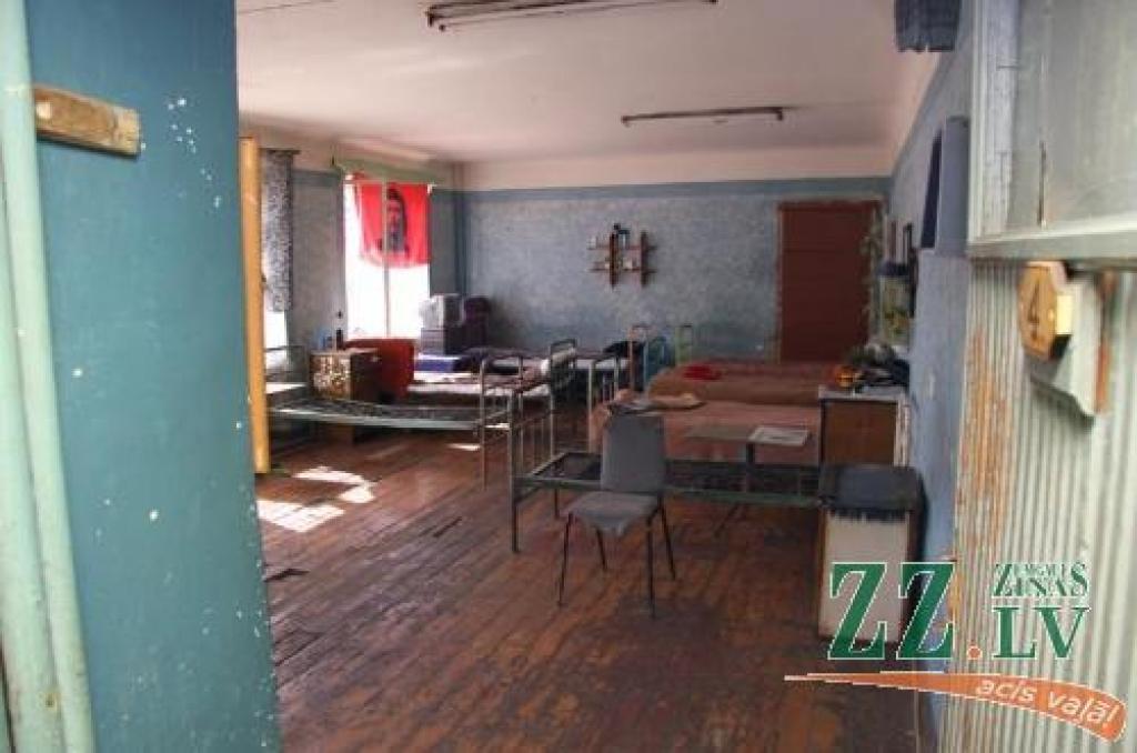 Ieslodzīto dzīvojamās telpas. Trūcīgajā grāmatu plauktā klasiskais Ļeva Tolstoja «Karš un miers», Hitlera biogrāfija un krievu «krimiķis».
Autors: Krišjānis Grantiņš.